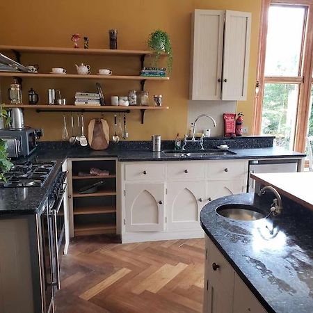 רייגייט 3 Bedroom 3 Bathroom Ground Floor Condo With Veranda מראה חיצוני תמונה