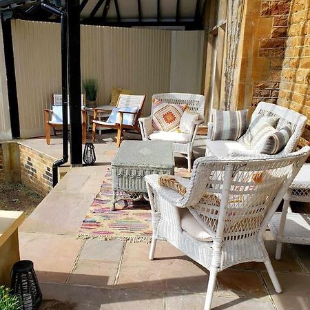 רייגייט 3 Bedroom 3 Bathroom Ground Floor Condo With Veranda מראה חיצוני תמונה