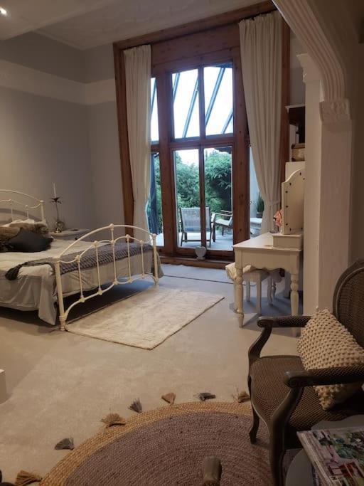 רייגייט 3 Bedroom 3 Bathroom Ground Floor Condo With Veranda מראה חיצוני תמונה