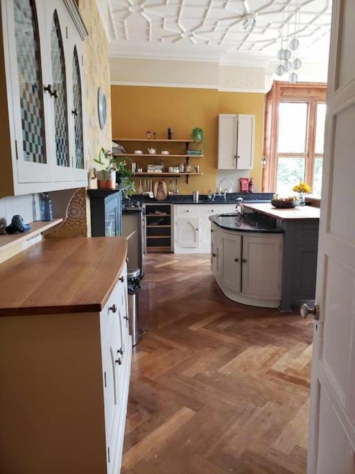 רייגייט 3 Bedroom 3 Bathroom Ground Floor Condo With Veranda מראה חיצוני תמונה