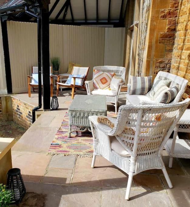 רייגייט 3 Bedroom 3 Bathroom Ground Floor Condo With Veranda מראה חיצוני תמונה