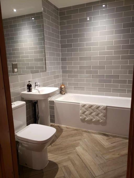 רייגייט 3 Bedroom 3 Bathroom Ground Floor Condo With Veranda מראה חיצוני תמונה