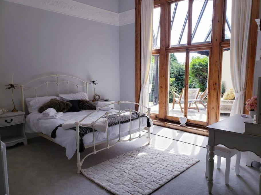 רייגייט 3 Bedroom 3 Bathroom Ground Floor Condo With Veranda מראה חיצוני תמונה