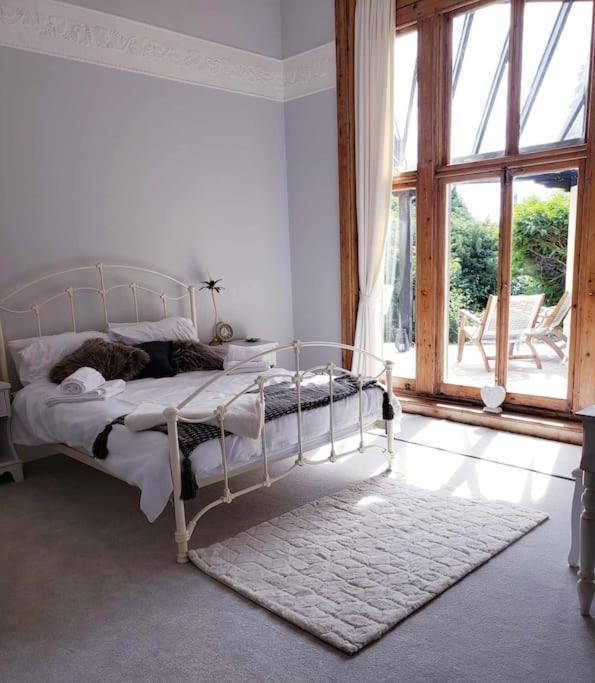 רייגייט 3 Bedroom 3 Bathroom Ground Floor Condo With Veranda מראה חיצוני תמונה