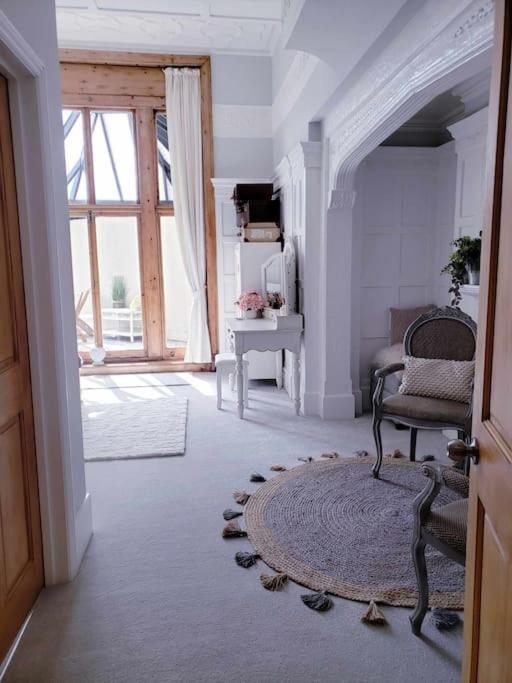 רייגייט 3 Bedroom 3 Bathroom Ground Floor Condo With Veranda מראה חיצוני תמונה