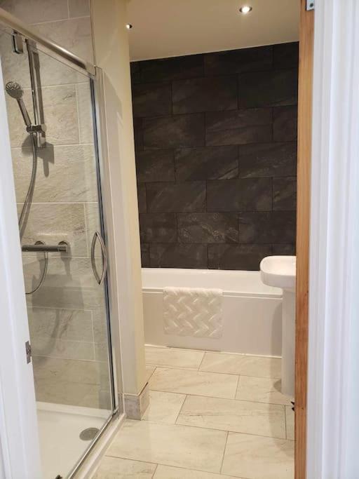 רייגייט 3 Bedroom 3 Bathroom Ground Floor Condo With Veranda מראה חיצוני תמונה