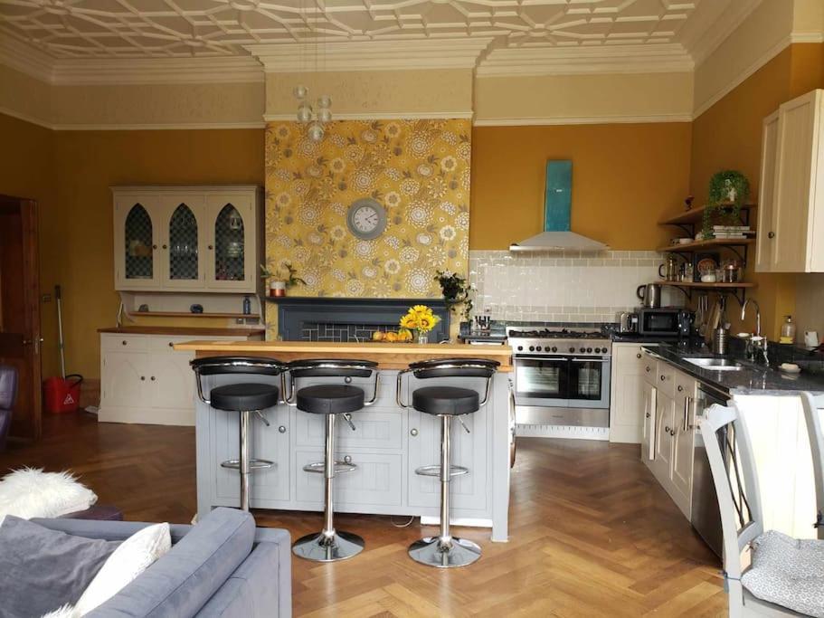 רייגייט 3 Bedroom 3 Bathroom Ground Floor Condo With Veranda מראה חיצוני תמונה