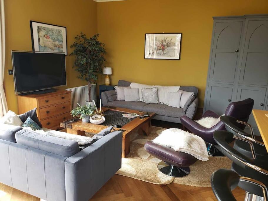 רייגייט 3 Bedroom 3 Bathroom Ground Floor Condo With Veranda מראה חיצוני תמונה