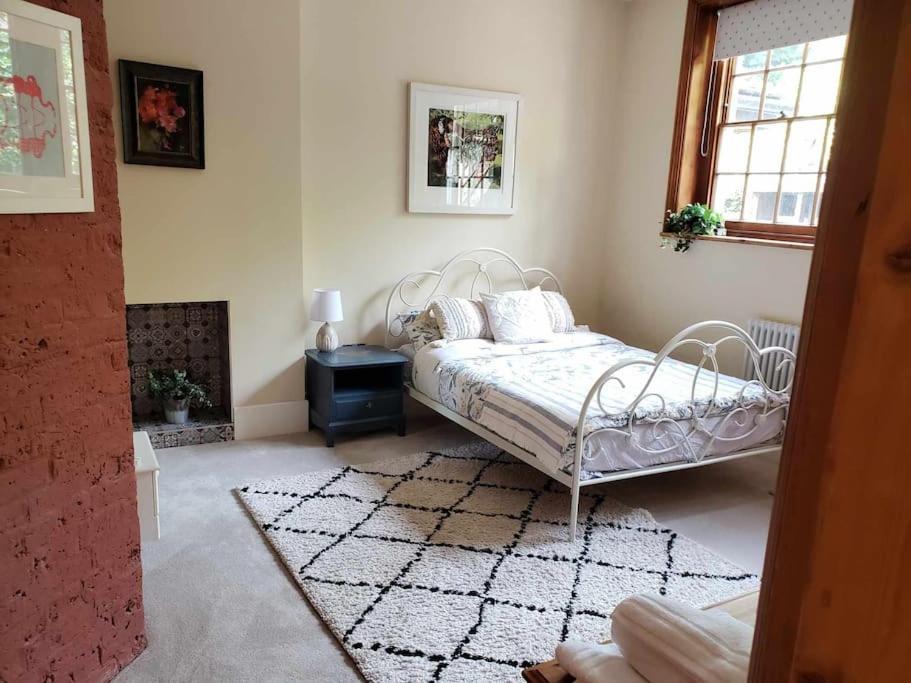 רייגייט 3 Bedroom 3 Bathroom Ground Floor Condo With Veranda מראה חיצוני תמונה