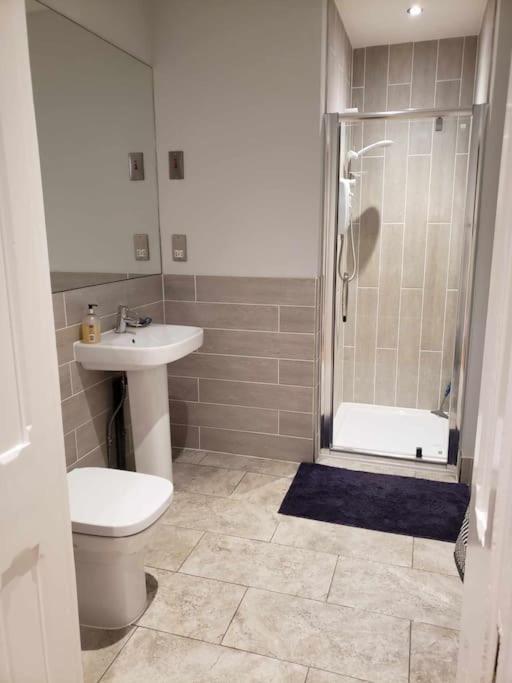 רייגייט 3 Bedroom 3 Bathroom Ground Floor Condo With Veranda מראה חיצוני תמונה