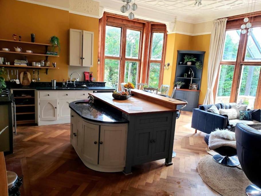 רייגייט 3 Bedroom 3 Bathroom Ground Floor Condo With Veranda מראה חיצוני תמונה